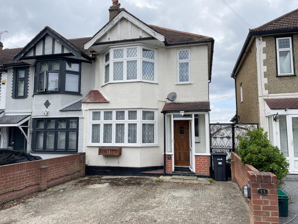 Lot: 132 - END-TERRACE HOUSE WITH DOUBLE GARAGE REQUIRING MODERNISATION - Main front image of family house with off street parking